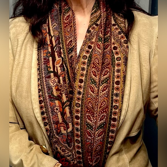 Gorgeous Wool Scarf 🍁 - Picture 3 of 5